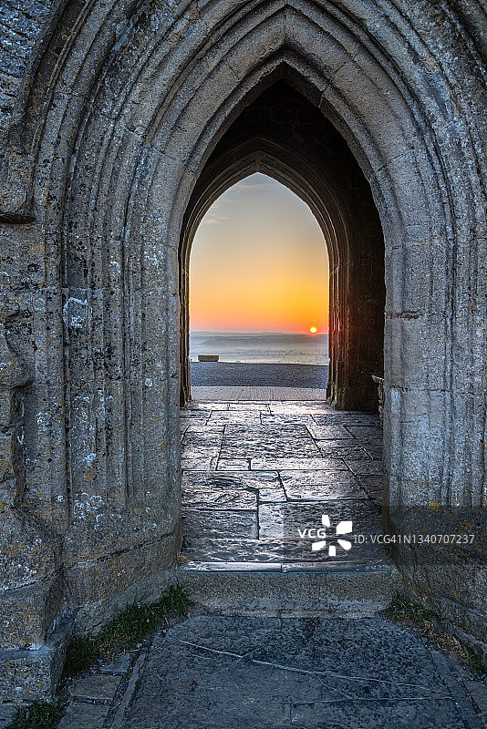 英国萨默塞特郡格拉斯顿伯里山圣迈克尔教堂塔楼拱门日出景色图片素材