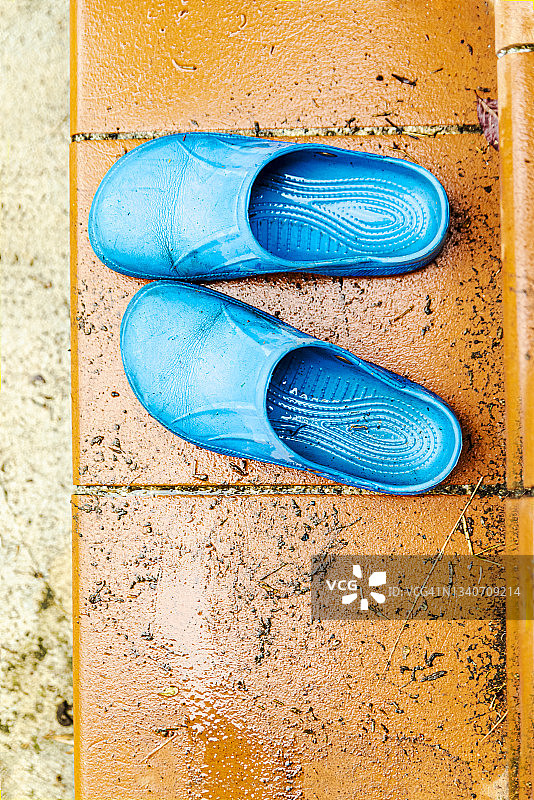 脏的橡胶拖鞋图片素材