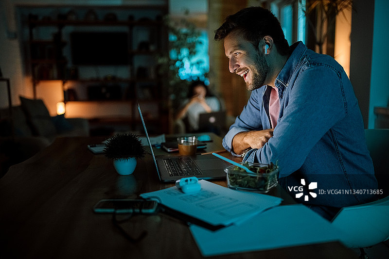 在家中办公室进行视频通话的年轻人图片素材