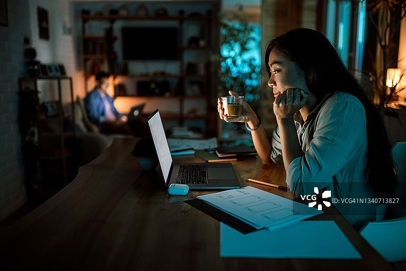 一起在家办公图片素材