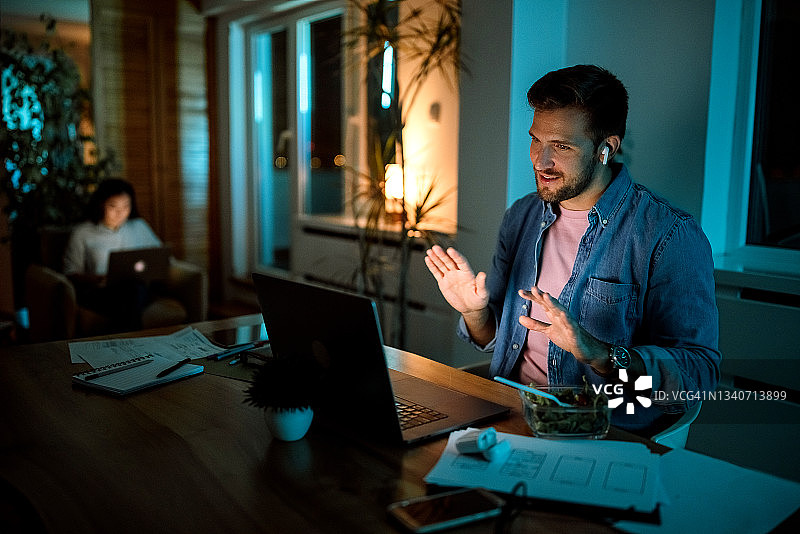 在家中办公室进行视频通话的年轻人图片素材