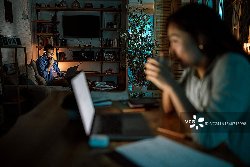 一起在家办公图片素材