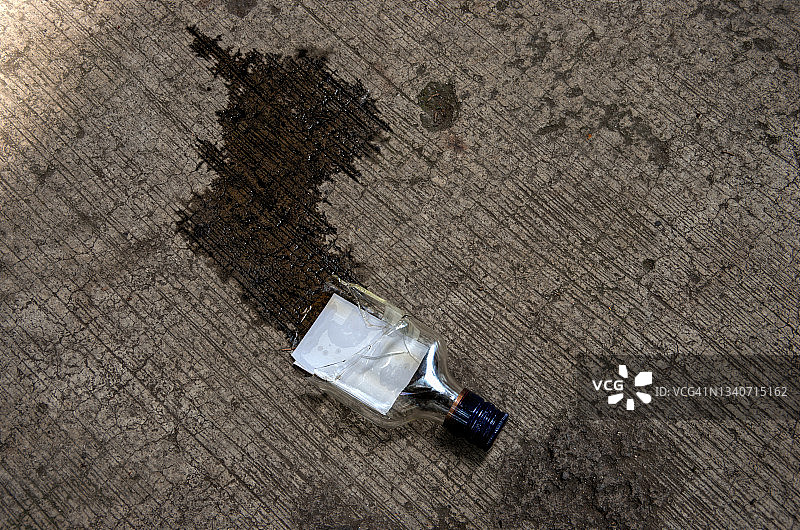 混凝土人行道上的碎酒瓶图片素材