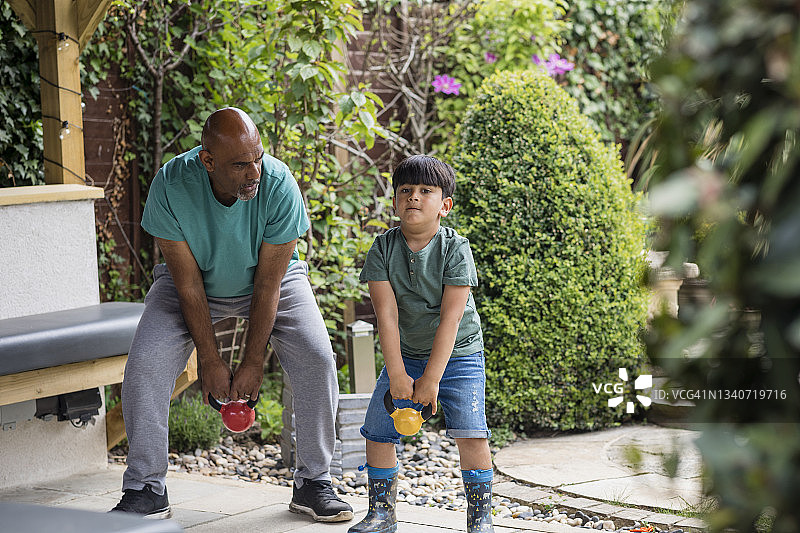 在花园里一起锻炼图片素材