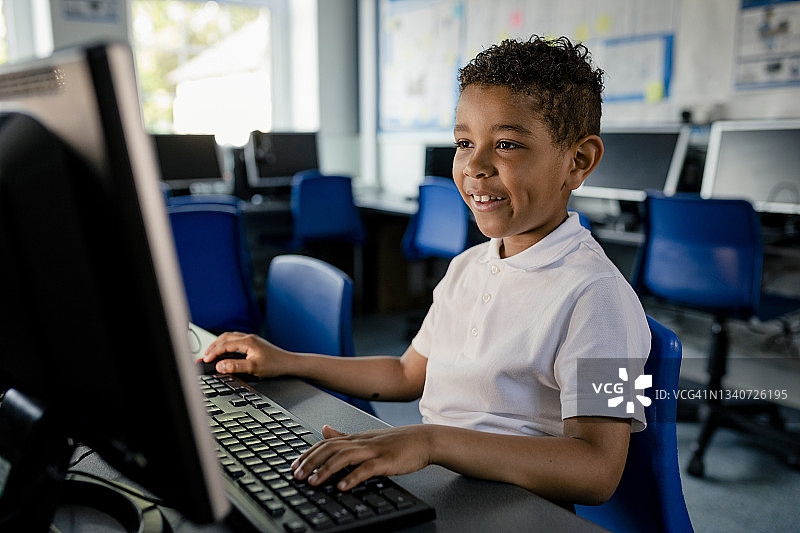 在学校享受计算机课图片素材