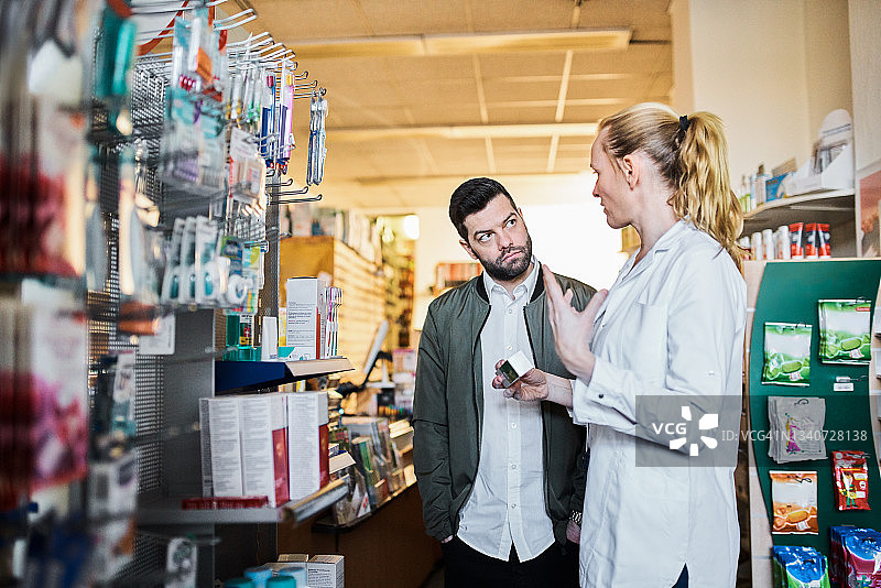 药剂师向顾客解释药物图片素材