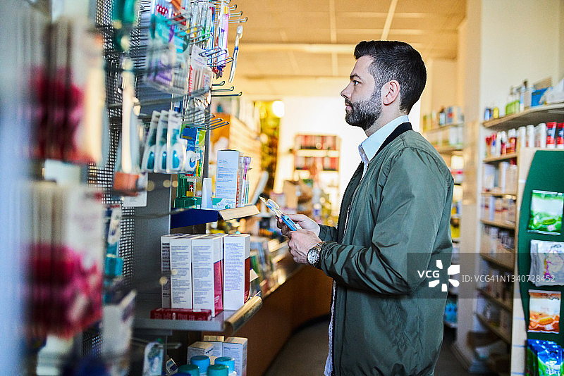 男人在药房购买牙刷图片素材