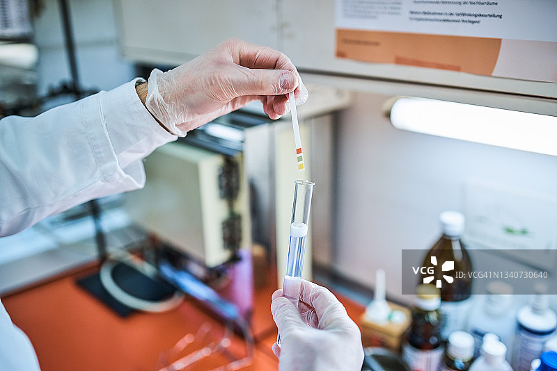 科学家在实验室进行石蕊试纸测试图片素材