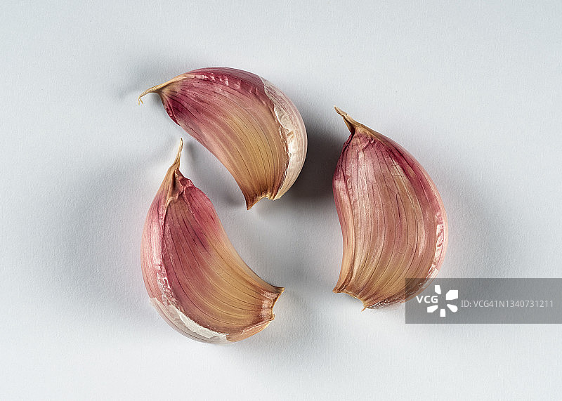 白色背景下的三瓣蒜特写图片素材