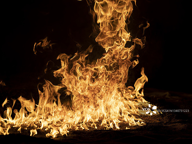 夜晚篝火的火焰图片素材