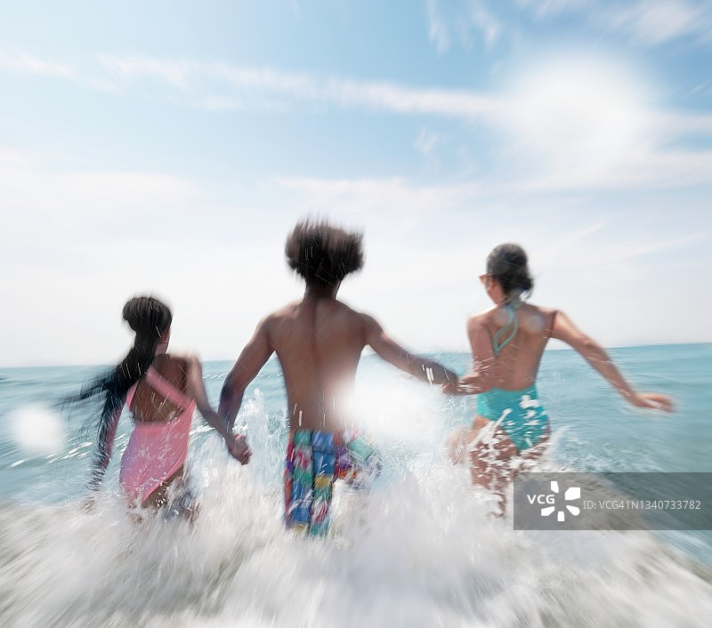 朋友们手牵手奔向大海图片素材