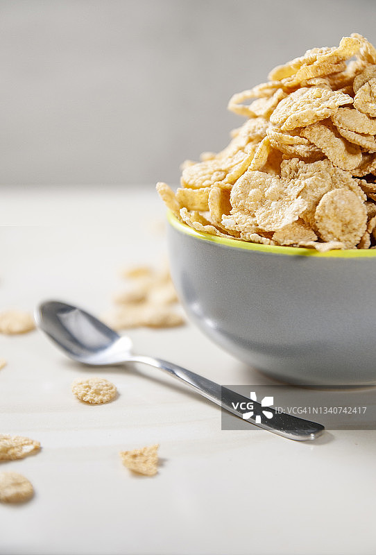 过量食用玉米片加牛奶早餐图片素材