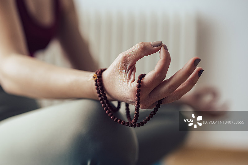 女人在家手持念珠冥想图片素材