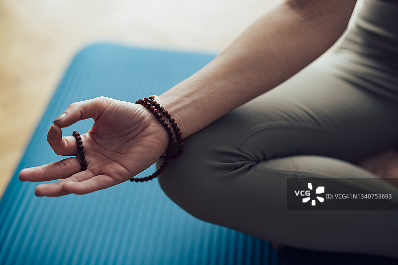 女人在家手持念珠冥想图片素材