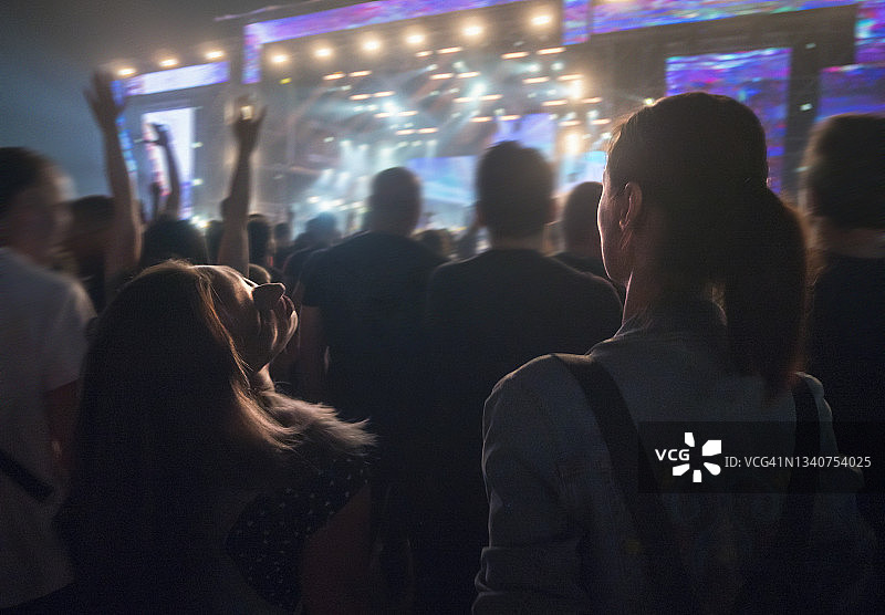朋友们在摇滚音乐会上跳舞欣赏音乐图片素材