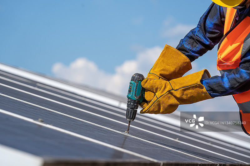 工程师安装太阳能光伏阵列的太阳能组件和支撑结构图片素材