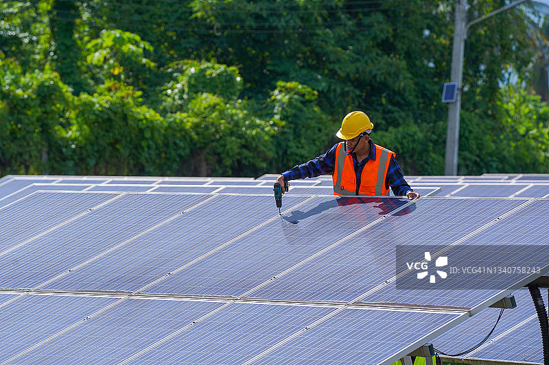 工程师在太阳能电站检查和维修太阳能电池板图片素材