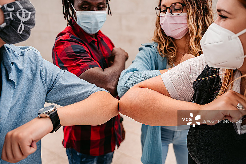 四个人用手肘互相问候图片素材