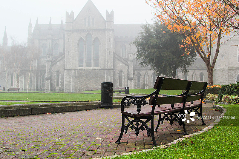 都柏林圣帕特里克公园的长椅图片素材