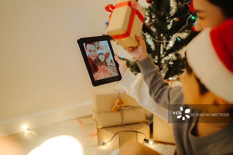 母亲和儿子观看在线视频的时光图片素材