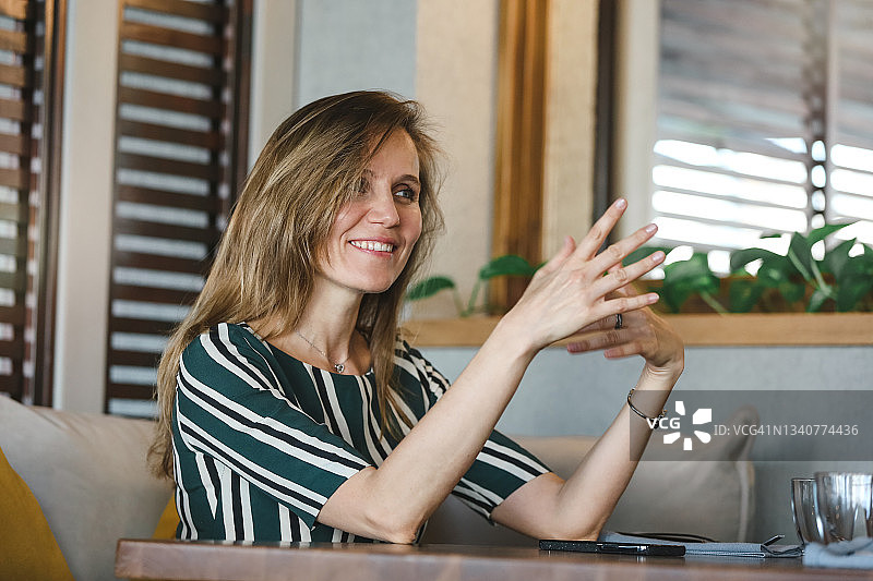 年轻漂亮女人在咖啡馆与心理教练会面图片素材