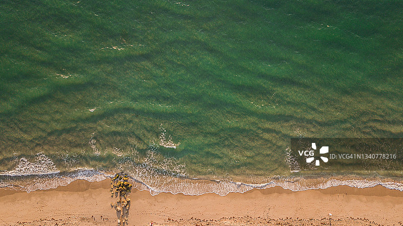 2021年9月佛罗里达州棕榈滩日出时分的航拍海浪图片素材