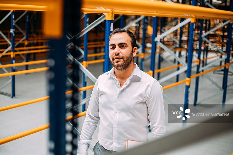 经理在仓库盘点产品图片素材