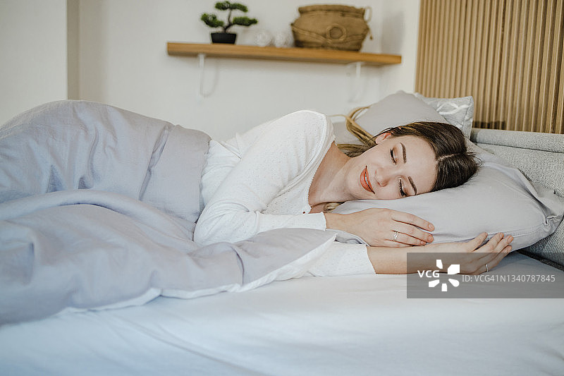 年轻女人在家中睡觉图片素材
