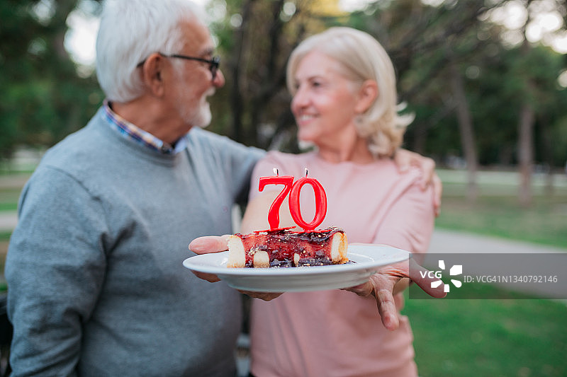 快乐的年长白人夫妇一起庆祝生日图片素材