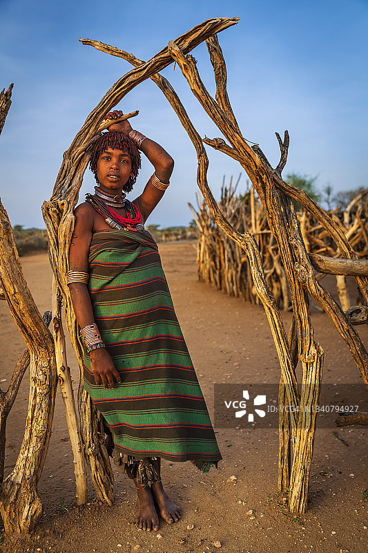 来自埃塞俄比亚哈默部落的女人肖像图片素材