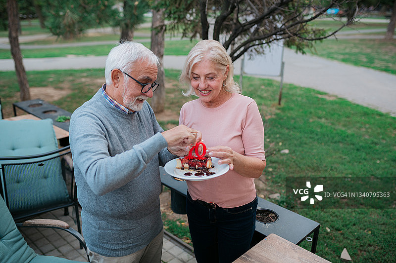 快乐的年长白人夫妇一起庆祝生日图片素材