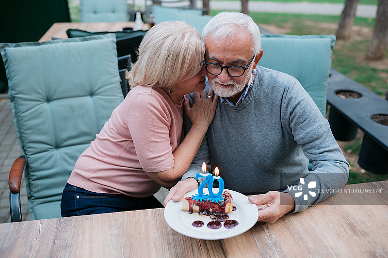 快乐的年长白人夫妇一起庆祝生日图片素材