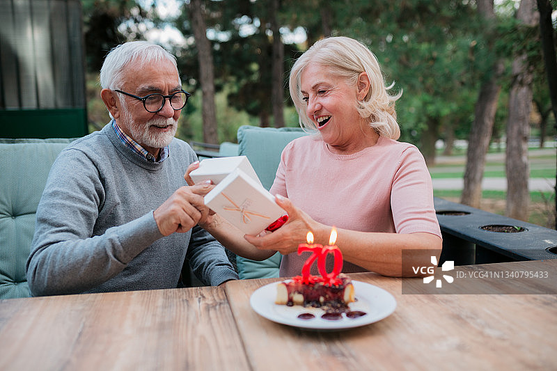 快乐的年长白人夫妇一起庆祝生日图片素材