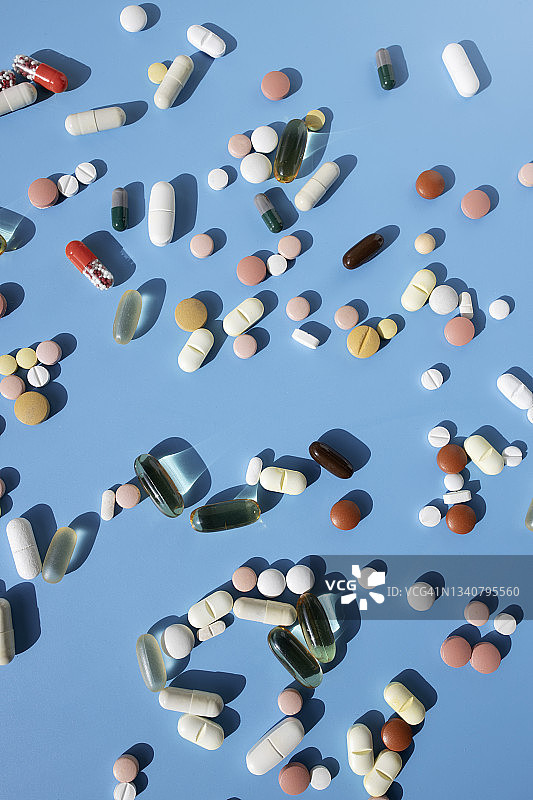 蓝色背景上的各种药丸和平板图片素材