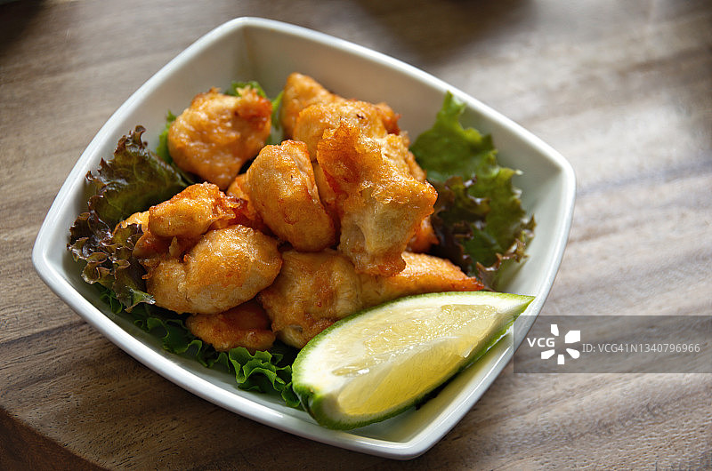 日式炸鸡配青柠角图片素材