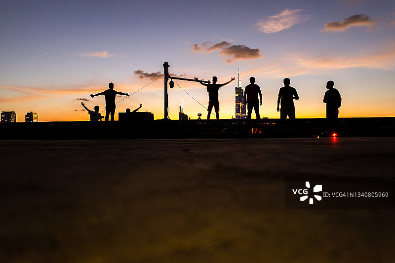 在屋顶上看日落的人图片素材