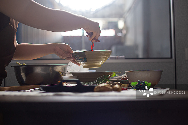 中国女性美食博主在家直播美食图片素材