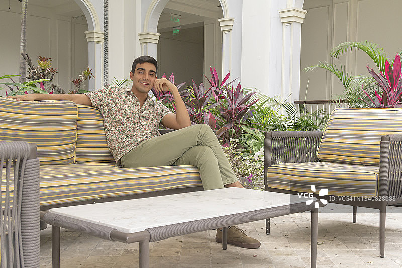 在厄瓜多尔瓜亚基尔身着休闲装的微笑拉丁健身男人像图片素材