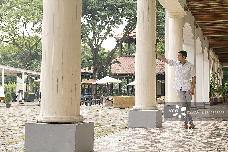 在厄瓜多尔瓜亚基尔身着休闲装的微笑拉丁健身男人像图片素材