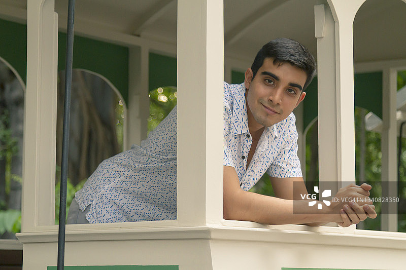 在厄瓜多尔瓜亚基尔身着休闲装的微笑拉丁健身男人像图片素材