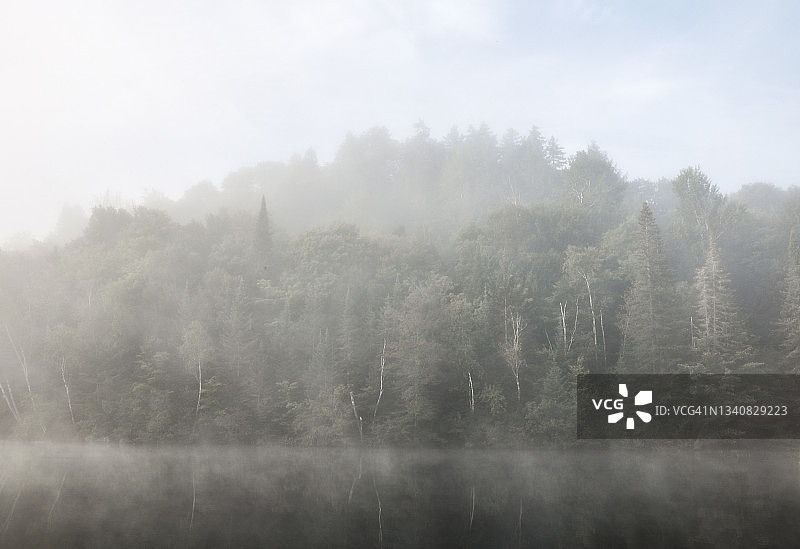 劳伦琴山脉雾气笼罩的湖面清晨图片素材