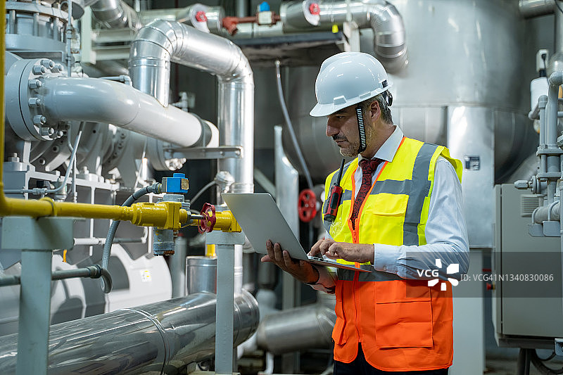 在工业工厂的热电厂工作的维修工程师图片素材