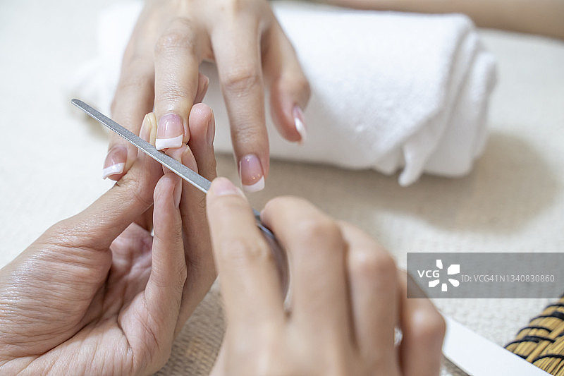 美甲师为顾客做美甲图片素材