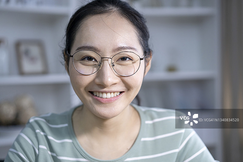在家工作的年轻亚洲女性的个人视角图片素材