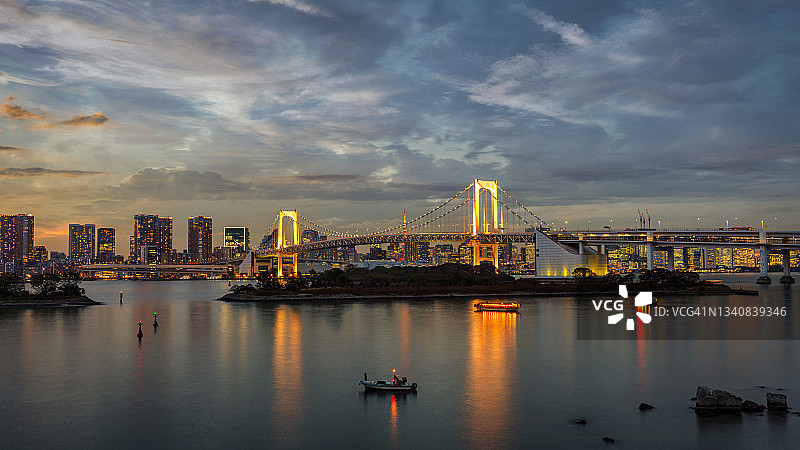 日本东京彩虹大桥夜景全景图片素材