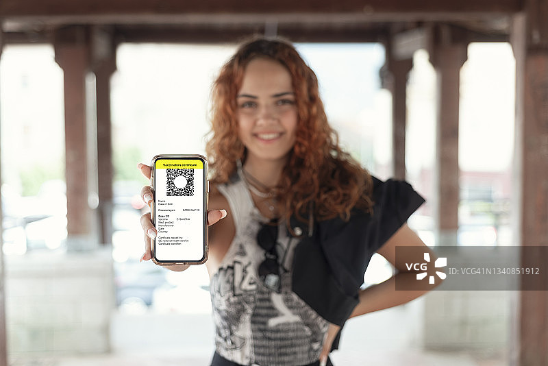 混血女学生手机使用疫苗护照APP图片素材