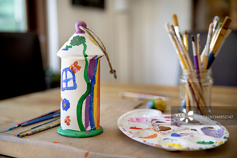 儿童彩绘陶瓷小屋图片素材