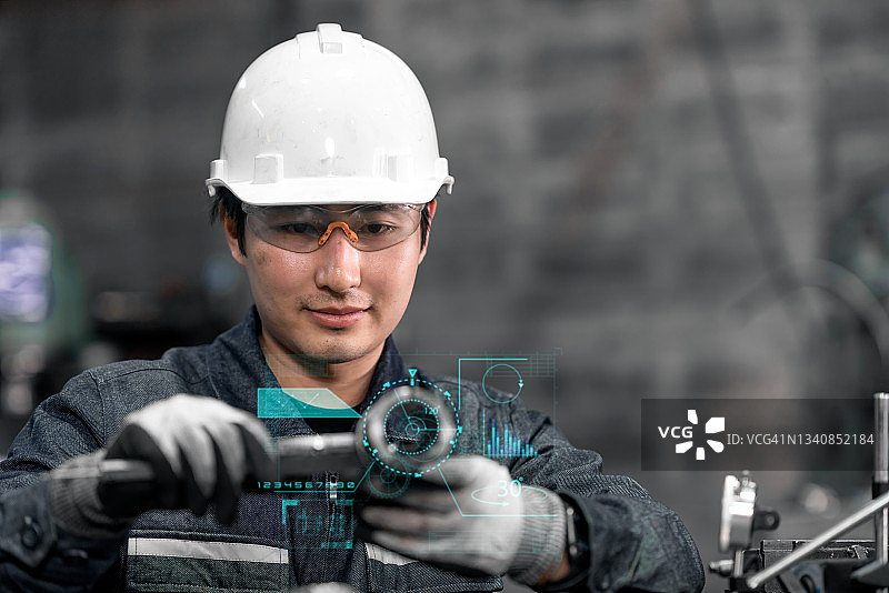 操作机器的男人正在检查成型机械加工后的金属零件图片素材