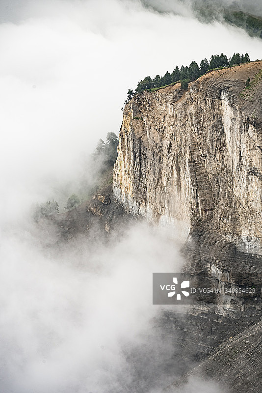 云雾缭绕的树木繁茂山崖壮丽景色图片素材