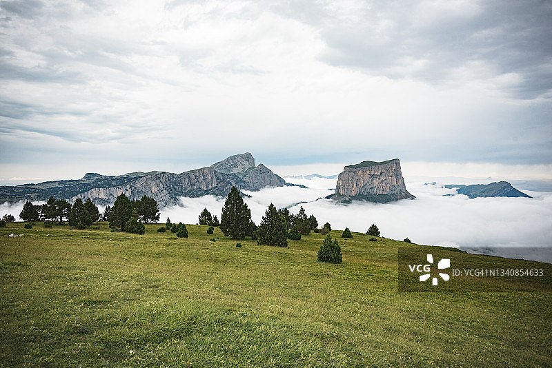 云海中的夏奇里亚纳山谷图片素材